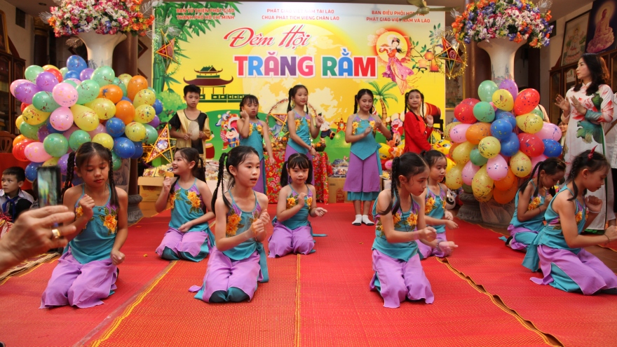 Chùa Phật tích Vientiane tổ chức Trung thu cho con em người Việt tại Lào